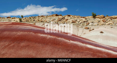 Capitol Reef, Central Florida, USA. Blick von der Straße auf die großen roten und gelben Lehm Hügel mit schöner Wolken im blauen Himmel. Farbige Felsen und Tone Stockfoto