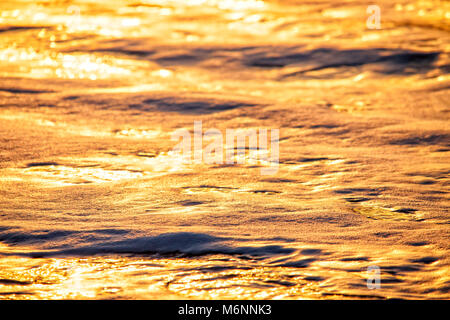 Die Regelmäßigkeit und die Schönheit der Wellen im Le Loch Strand haben diese ein Hot Spot für Surfer. Le Loch, Ploemeur, Bretagne. Stockfoto