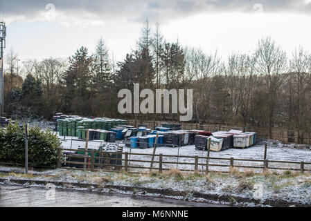 Ein Hof voller ungenutzt und leer wheelie Bins Stockfoto