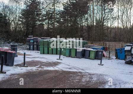 Ein Hof voller ungenutzt und leer wheelie Bins Stockfoto