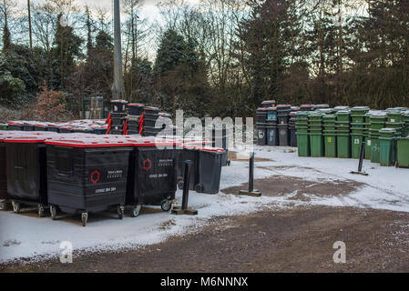 Ein Hof voller ungenutzt und leer wheelie Bins Stockfoto