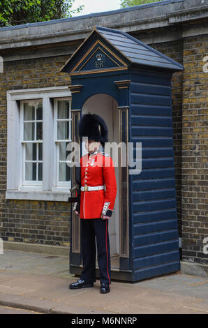 Die Königinnen guard außerhalb Clarence House in London. Stockfoto