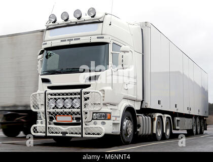 Weiß Angepasste schweren Anhänger Lkw auf Hof mit Anhänger. Bewegungsunschärfe. Stockfoto