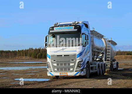 LIETO, Finnland - 22. MÄRZ 2014: Weiße Volvo FH Tanklastzug in der dramatischen Landschaft. Die ersten Euro 6-Versionen des Volvo FH 16 in e geliefert werden Stockfoto