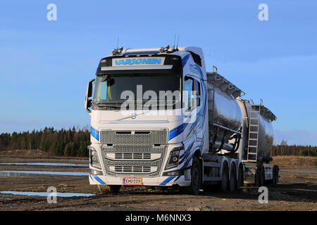 LIETO, Finnland - 22. MÄRZ 2014: Weiße Volvo FH Tanklastzug in der dramatischen Landschaft. Die ersten Euro 6-Versionen des Volvo FH 16 in e geliefert werden Stockfoto