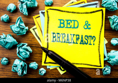 Handschriftlichen Text anzeigen Bed Breakfast. Business Konzept für Urlaub Reise Reisen auf haftnotiz Papier, Holz- hintergrund Marker gefaltet Yel Stockfoto