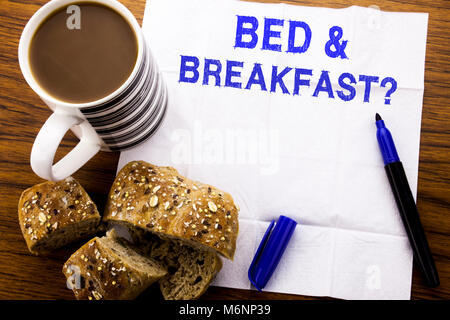 Handschriftlichen Text anzeigen Bed Breakfast. Business Konzept für Urlaub Reise geschrieben auf Seidenpapier auf Holzuntergrund mit pen Brot Kur Stockfoto