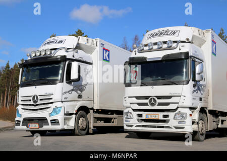 LIETO, Finnland - 22. MÄRZ 2014: Weiße Mercedes Benz Actros Lkw auf einem Hof. Mit der topFit-truck Projekt leistet Mercedes-Benz Fahrer im Fokus Stockfoto