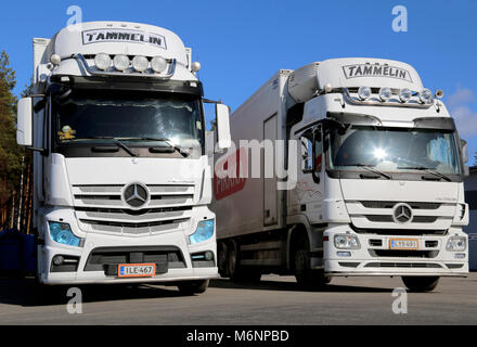 LIETO, Finnland - 22. MÄRZ 2014: Weiße Mercedes Benz Actros Lkw auf einem Hof. Mit der topFit-truck Projekt leistet Mercedes-Benz Fahrer im Fokus Stockfoto