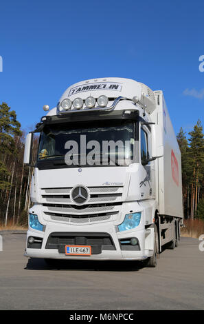 LIETO, Finnland - 22. MÄRZ 2014: Weiße Mercedes Benz Actros Lkw auf einem Hof. Die Mercedes-Benz TopFit Lkw-Projekt konzentriert sich auf die Forschung auf den Schlaf, die vit Stockfoto