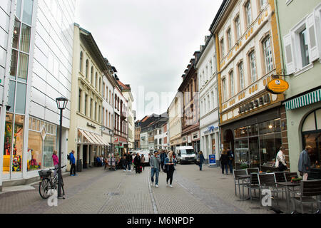 Deutsche und Ausländer Reisenden zu Fuß und besuchen Sie die Heidelberger Marktplatz oder Marktplatz und zum Heidelberger Schloss am 8. September, 2017 in Heidelb Stockfoto