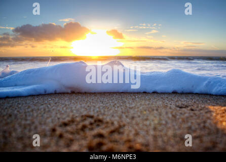 Die Regelmäßigkeit und die Schönheit der Wellen im Le Loch Strand haben diese ein Hot Spot für Surfer. Le Loch, Ploemeur, Bretagne. Stockfoto