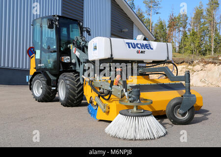 LIETO, Finnland - 22. März 2014: Giant D337T Radlader mit Kehrmaschine am Villilansi Baumaschinen marketing-Event am 21. / 22. März 2014 angezeigt. Stockfoto