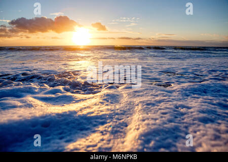 Die Regelmäßigkeit und die Schönheit der Wellen im Le Loch Strand haben diese ein Hot Spot für Surfer. Le Loch, Ploemeur, Bretagne. Stockfoto