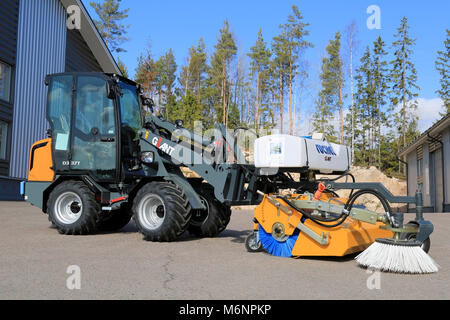 LIETO, Finnland - 22. März 2014: Giant D337T Radlader mit Kehrmaschine am Villilansi Baumaschinen marketing-Event am 21. / 22. März 2014 angezeigt. Stockfoto