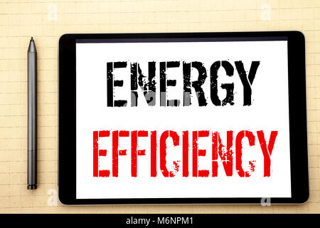 Handschriftlichen Text, Energieeffizienz. Business Konzept schreiben für Strom Ökologie auf Tablet Computer Bildschirm geschrieben, weisser Hintergrund offic Stockfoto