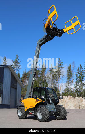 LIETO, Finnland - 22. MÄRZ 2014: Riese 4548 Tendo Teleskoplader mit Schellen auf dem Display. Die Vorteile der Teleskoplader im Vergleich zu Gabelstapler und vorne Stockfoto