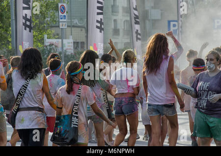 Rimini, Italien - August 01, 2015: Teilnehmer des Colour run Überqueren der Ziellinie Stockfoto