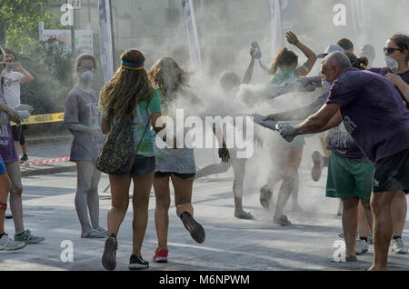 Rimini, Italien - August 01, 2015: Teilnehmer des Colour run schmutzig mit Glitter, aber glücklich Stockfoto