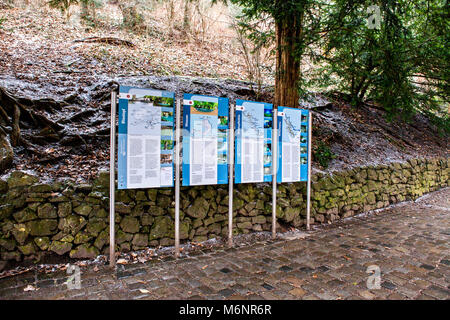 Blaubeuren, Deutschland - 11. Februar 2018: Touristische Informationen Schild am See 'Blautopf in Blaubeuren, Baden-Württemberg, Deutschland Stockfoto