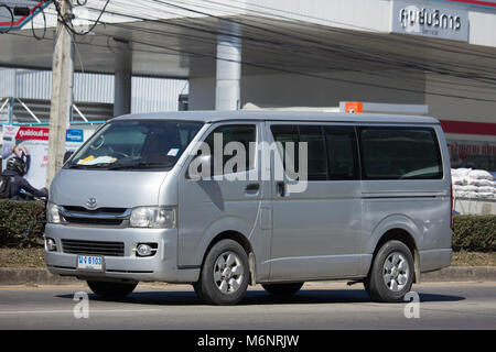 CHIANG MAI, THAILAND - 25. JANUAR 2018: Private Toyota Hiace van. Auf der straße Nr. 1001, 8 km von Chiangmai. Stockfoto