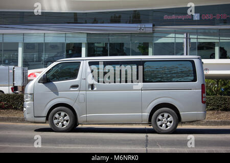 CHIANG MAI, THAILAND - 25. JANUAR 2018: Private Toyota Hiace van. Auf der straße Nr. 1001, 8 km von Chiangmai. Stockfoto