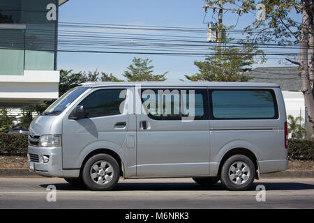 CHIANG MAI, THAILAND - 25. JANUAR 2018: Private Toyota Hiace van. Auf der straße Nr. 1001, 8 km von Chiangmai. Stockfoto