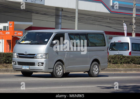 CHIANG MAI, THAILAND - 25. JANUAR 2018: Private Toyota Hiace van. Auf der straße Nr. 1001, 8 km von Chiangmai. Stockfoto