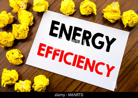 Handschriftlichen Text, Wort Energieeffizienz. Business Konzept schreiben Strom Ökologie auf Zettel geschrieben, Holz- Hintergrund mit Platz Stockfoto