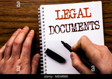 Handschriftlichen Text, Wort rechtliche Dokumente. Business Konzept für Vertrag Dokument geschrieben Tablet , Holz- Hintergrund mit Geschäftsmann Hand, Stockfoto
