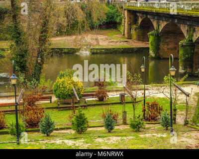 Park neben dem Fluß in der Ortschaft Allariz in Galizien, Spanien Stockfoto