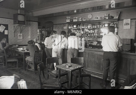 1970 s, historischen, Männer trinken und plaudern in einem richtigen britischen Boozer dieser Ära, der King's Arms Pub in Bagshot, Surrey, Großbritannien, ein watneys 'pub. Stockfoto