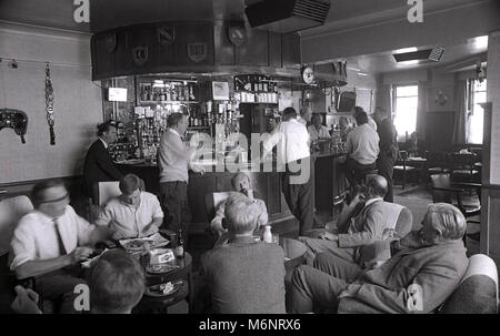 1970 s, historischen, Männer trinken und plaudern in einem richtigen britischen Boozer dieser Ära, der King's Arms Pub in Bagshot, Surrey, Großbritannien, ein watneys 'pub. Stockfoto