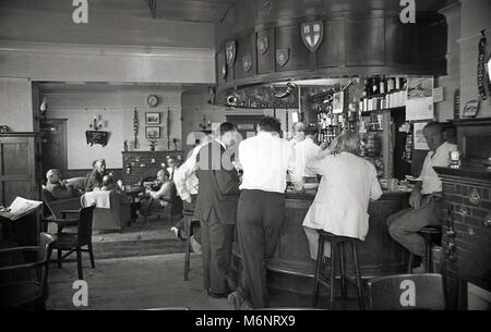 1970 s, historischen, Männer trinken und plaudern in einem richtigen britischen Boozer dieser Ära, der King's Arms Pub in Bagshot, Surrey, Großbritannien, ein watneys 'pub. Stockfoto