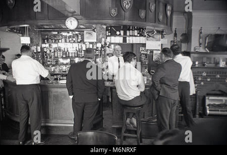 1970 s, historischen, Männer trinken und plaudern in einem richtigen britischen Boozer dieser Ära, der King's Arms Pub in Bagshot, Surrey, Großbritannien, ein watneys 'pub. Stockfoto