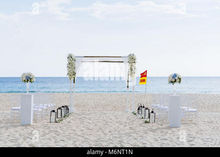 Hochzeit am Strand Veranstaltungsort Setup, kleine Größe, Blumen, Blumen, Rosen Dekoration, Ozean Hintergrund Stockfoto