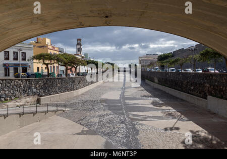 Fast trocken Hochwasserschutz Kanal in Santa Cruz Teneriffa, Bild unter einer Brücke über den Kanal. Stockfoto