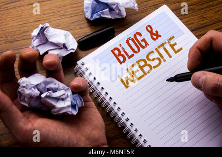 Wort, Schrift, Blog Website. Konzept für Soziale Blogging Web auf Notebook notepad Hinweis Papier auf Holz- Hintergrund mit gefalteten Papier Bedeutung thi geschrieben Stockfoto