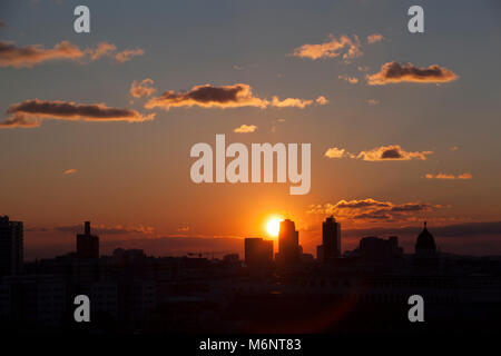 Potsdamer Platz silhouetted gegen die untergehende Sonne in Berlin, Deutschland. Stockfoto