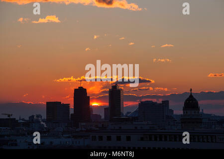 Potsdamer Platz silhouetted gegen die untergehende Sonne in Berlin, Deutschland. Stockfoto