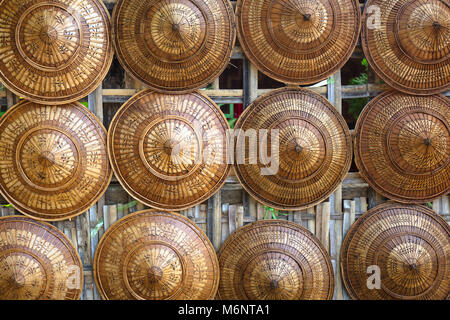 Traditionelle konische Burmesischen Hüte auf Verkauf in einem Stall. Mingun, Sagaing Region, Myanmar (Birma). Stockfoto