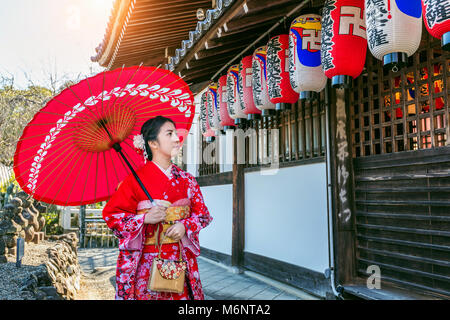 Asiatische Frau mit traditionellen japanischen kimono in Kyoto, Japan. Stockfoto