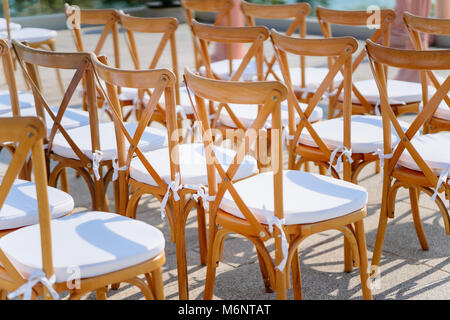 Der gast Stühle, klappbare Sonnenliege am Strand Veranstaltungsort für Hochzeiten. Stockfoto