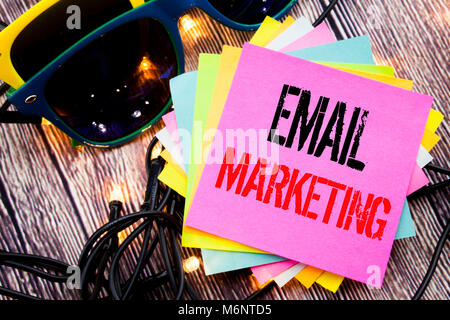 Wort, Schrift, E-Mail Marketing. Business Konzept für Online Web Promotion auf alten Holz Hintergrund mit Sonnenbrille geschrieben Stockfoto