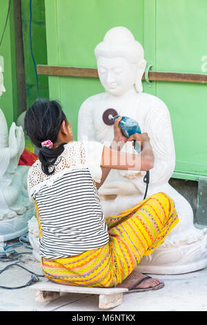 Lokale Frau sculpting Marmor Buddha, Amarapura, Mandalay, Myanmar (Birma), Asien im Februar - Arbeiten bei Marmor Stein Carving workshops Stockfoto