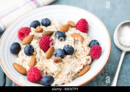 Schüssel Haferbrei mit Früchten und Nüssen für gesundes Frühstück Stockfoto