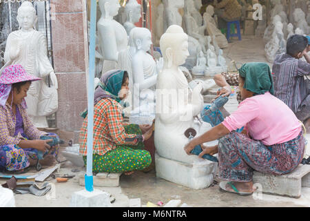 Lokale Frauen sculpting Marmor Buddha, Amarapura Mandalay, Myanmar (Birma), Asien im Februar - Arbeiten bei Marmor Stein Carving Workshops mit Staub bedeckt Stockfoto