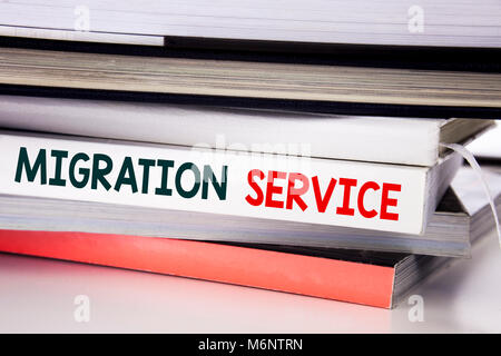 Wort, Schrift, Migration Service. Business Konzept für Online Netzwerk Idee auf dem Buch der weiße Hintergrund geschrieben. Stockfoto