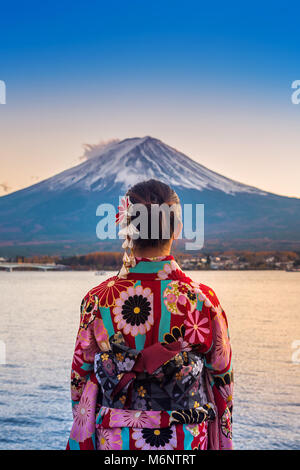Asiatische Frau mit traditionellen japanischen Kimono auf dem Fuji Berg. Sonnenuntergang am Kawaguchiko See in Japan.