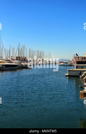 Santa Pola, Spanien - 15. Februar 2018: entspannende Boote auf der Anklagebank in den Club Nautico von Santa Pola an einem sonnigen Tag günstig Stockfoto